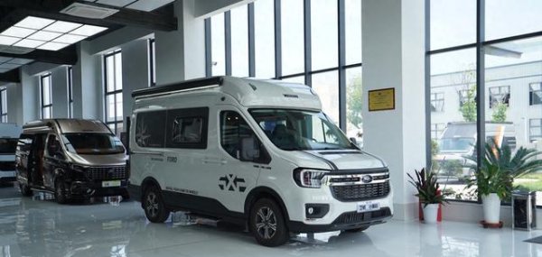 富鑫中证 国内首款福特T8中高顶房车，好开又好停，专为小家庭打造